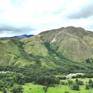 Se vende finca muy grande cerca de Vilcabamba...
