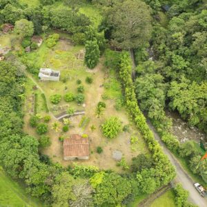 SE VENDE PROPIEDAD CON CASAS LISTAS PARA HABITAR A 10 MINUTOS DE VILCABAMBA.