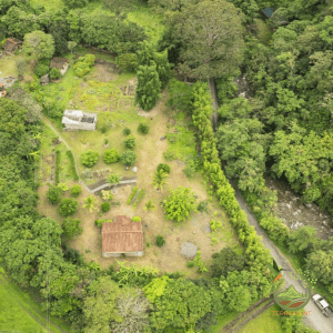 Hermosa propiedad con casas listas para habitar a 10 minutos de vilcabamba.