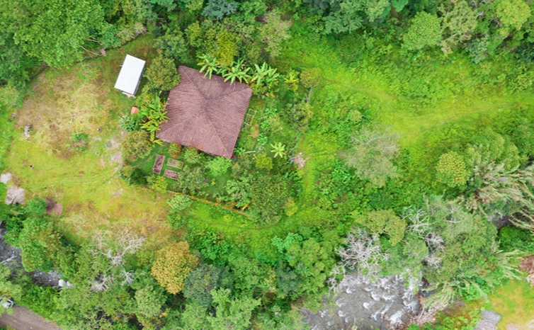 SE VENDE CASA MAS TERRENO JUNTO AL RIO.