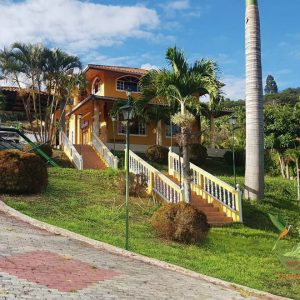 SE VENDE CASA EN MALACATOS, 2500m2 DE SUPERFICIE.