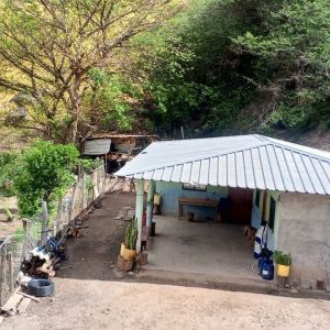 CASA CON TERRENO DE VENTA.