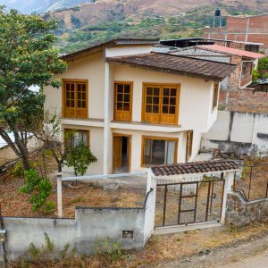 SE VENDE CASA EN VILCABAMBA.