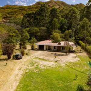 SE ALQUILA CASA EN VILCABAMBA.